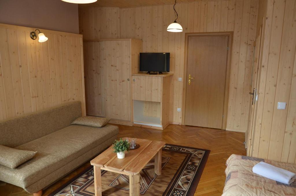 Televízia a/alebo spoločenská miestnosť v ubytovaní Pensjonat Adria