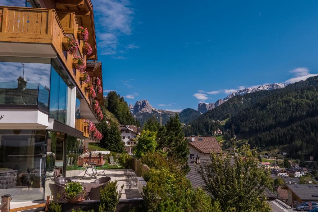 Nespecifikovaný výhled na hory nebo výhled na hory při pohledu z hotelu