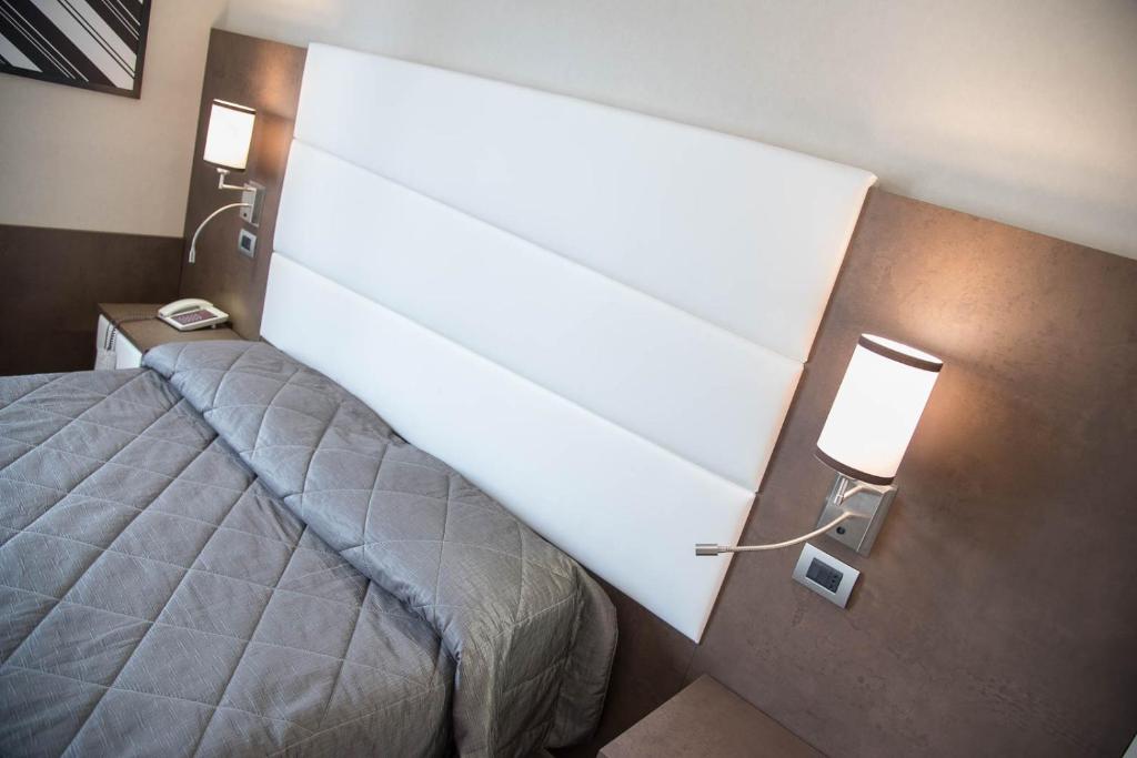 Una cama o camas en una habitación de Reginna Palace Hotel