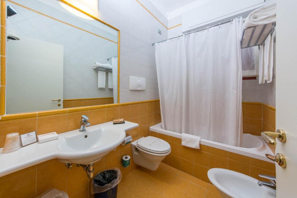 Un baño de Reginna Palace Hotel