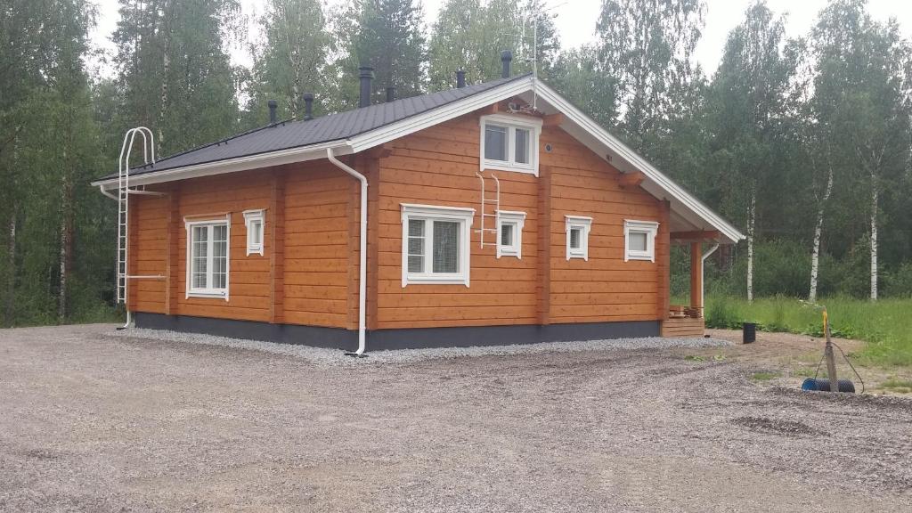 Cabaña de madera grande con techo de gambrel en Loma-asunto Onttola en Onttola