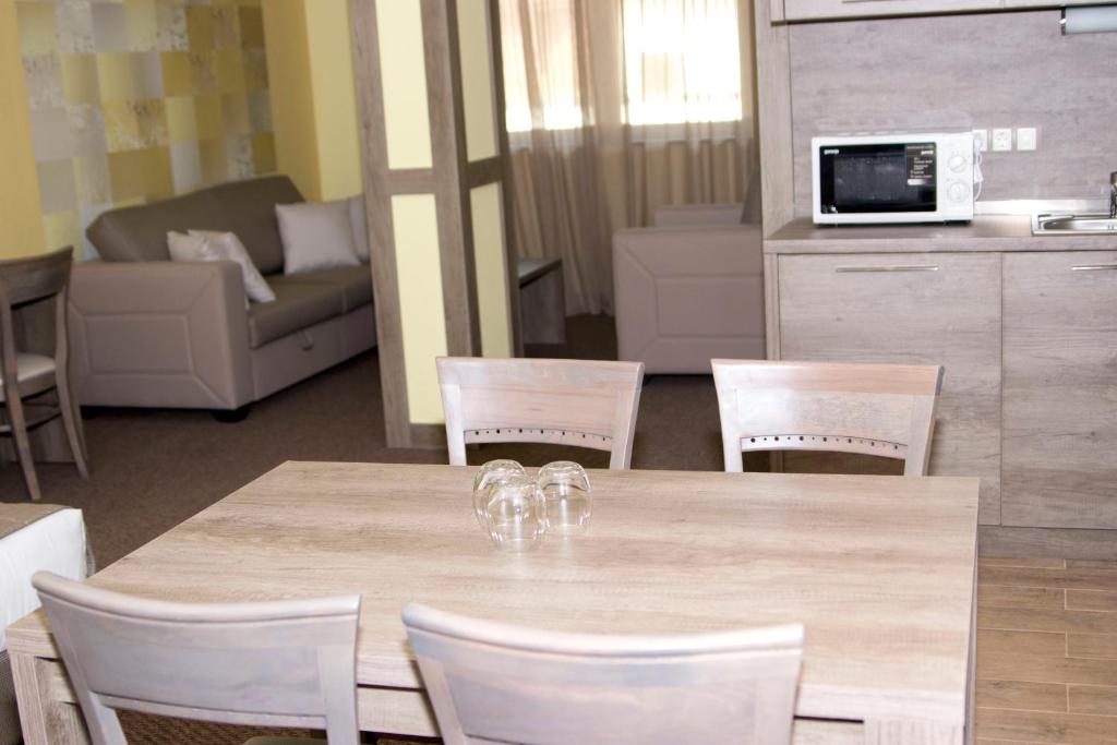 TV a/nebo společenská místnost v ubytování Hotel Etropolia