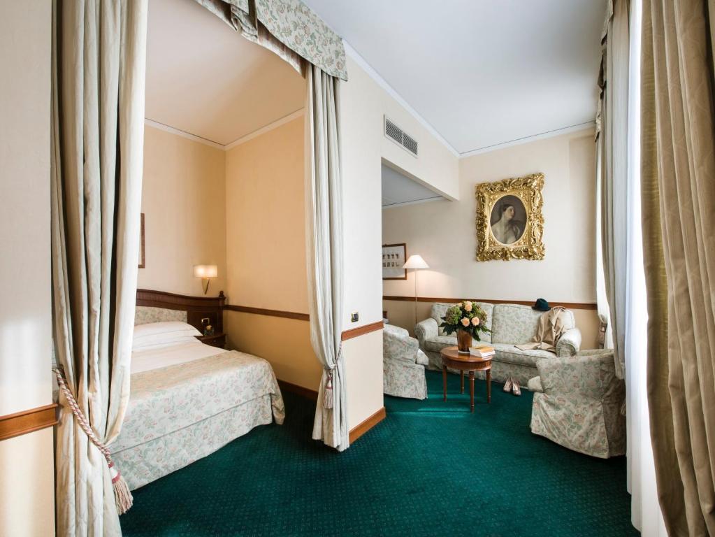 Postel nebo postele na pokoji v ubytování Hotel degli Orafi