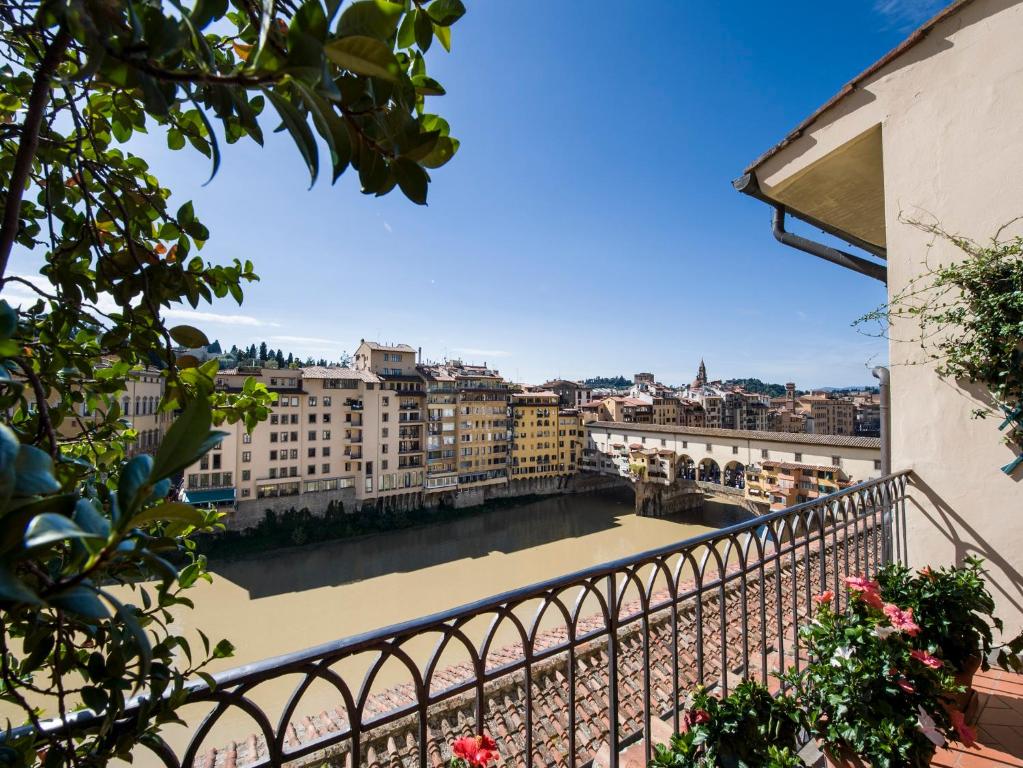 einen Blick auf den Fluss vom Balkon eines Gebäudes in der Unterkunft Hotel degli Orafi in Florenz