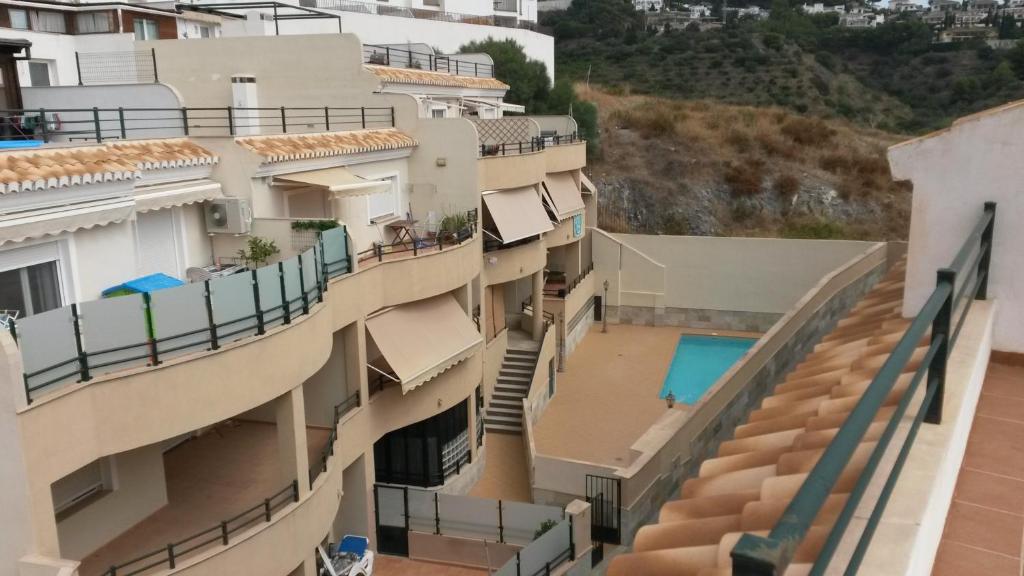 apartamentowiec z balkonem i basenem w obiekcie Ferienwohnung Tropical w mieście La Herradura
