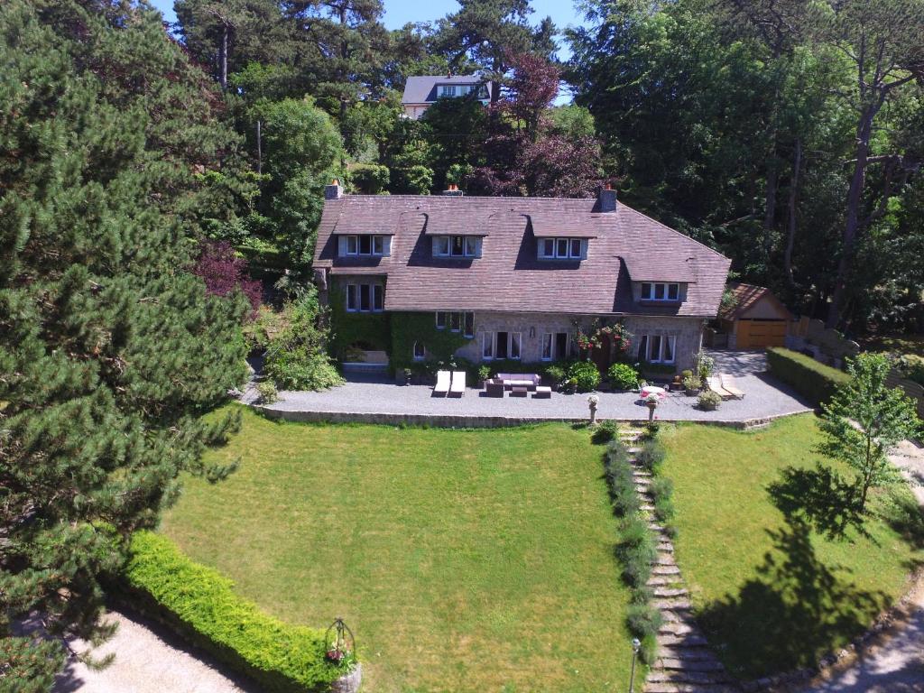 an aerial view of a house with a yard at Chambres d'Hôtes Le Grismoustier in Veulettes-sur-Mer