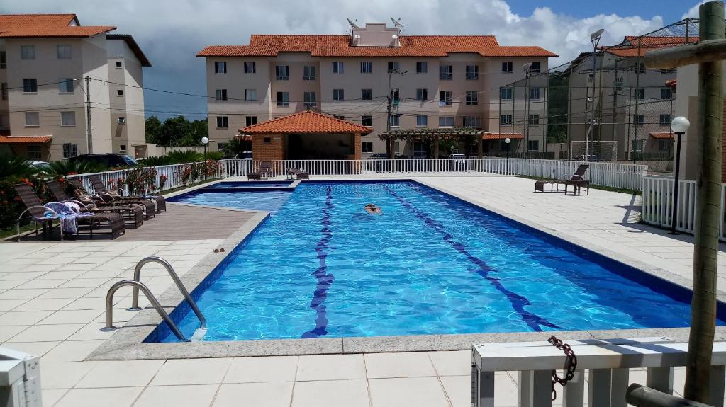 a large swimming pool in front of a building at Sossego em Ilhéus in Ilhéus