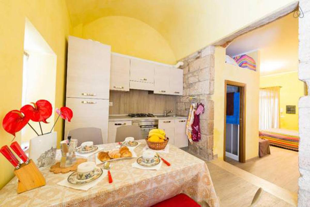A kitchen or kitchenette at Maisonrua'