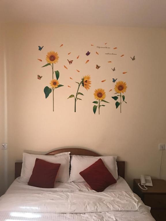 Giường trong phòng chung tại Hotel Pokhara View