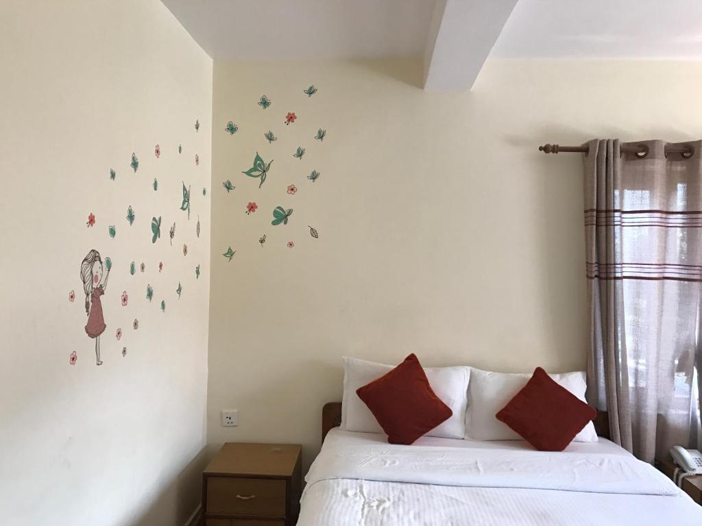 Giường trong phòng chung tại Hotel Pokhara View