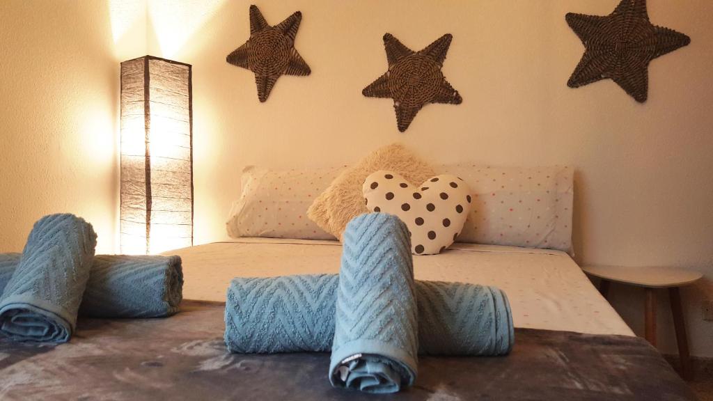 コルドバにあるApartamento Patios de San Lorenzoのベッドルーム1室(青い毛布と星の壁付)