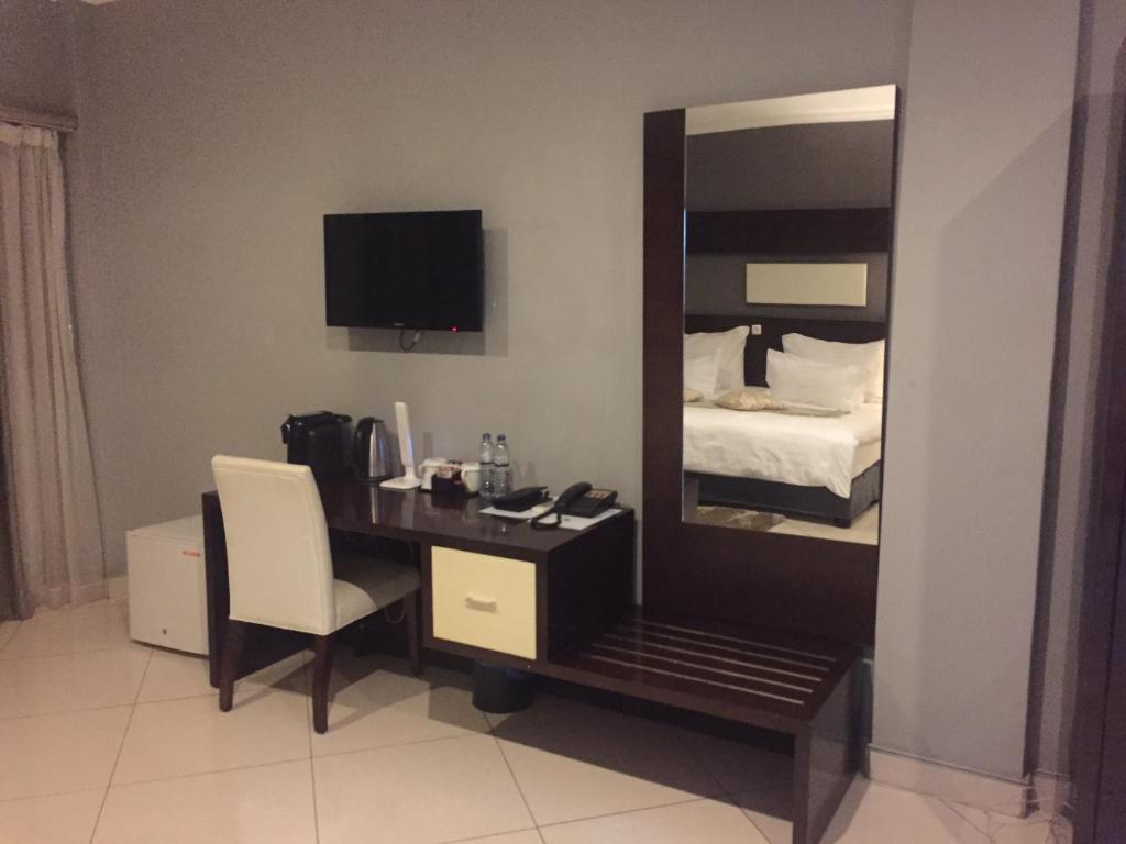 TV a/nebo společenská místnost v ubytování Hotel Amirana