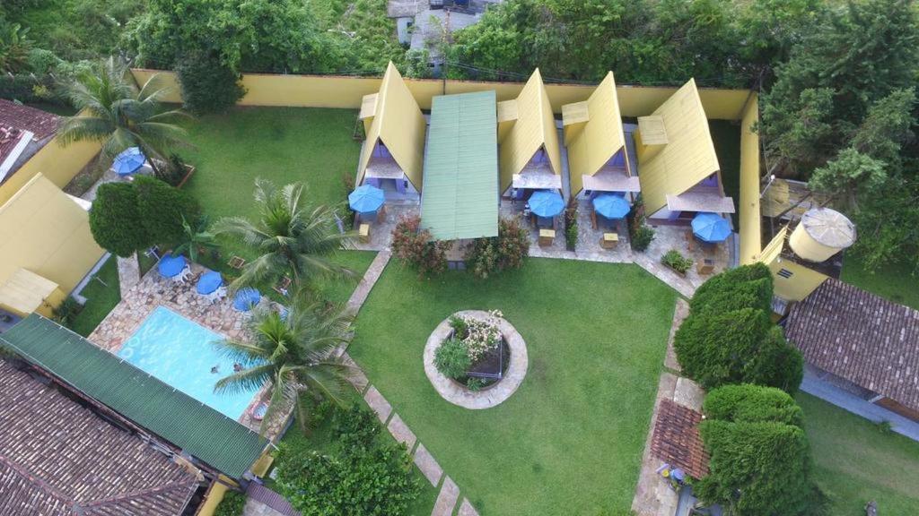 an aerial view of a house with a swimming pool at Condomínio Sol Mar e Cia in Boicucanga