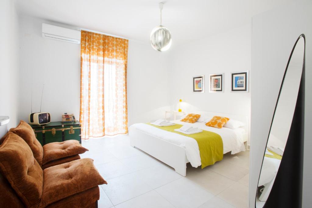 ナポリにあるInterno16HolidayHomeの白いベッドルーム(ベッド2台、椅子付)