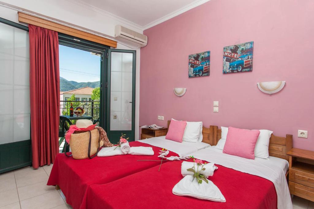 Posteľ alebo postele v izbe v ubytovaní Ionion Apartments & Studios