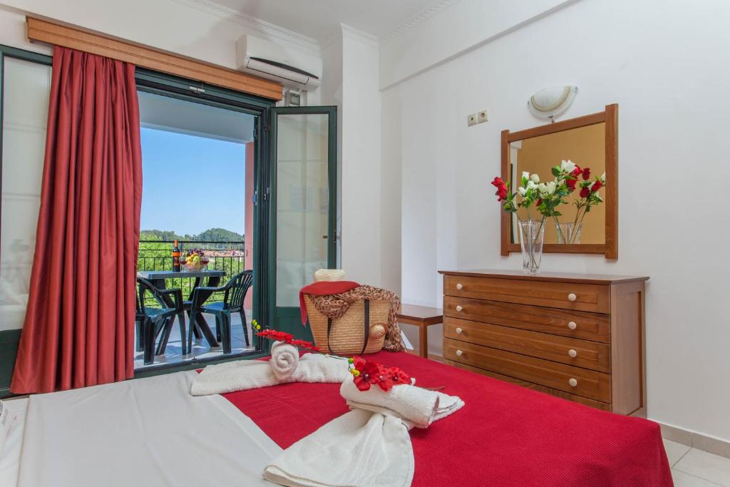 Posteľ alebo postele v izbe v ubytovaní Ionion Apartments & Studios