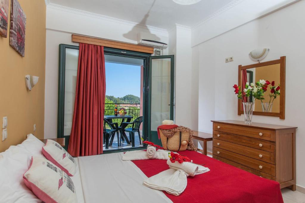 Posteľ alebo postele v izbe v ubytovaní Ionion Apartments & Studios