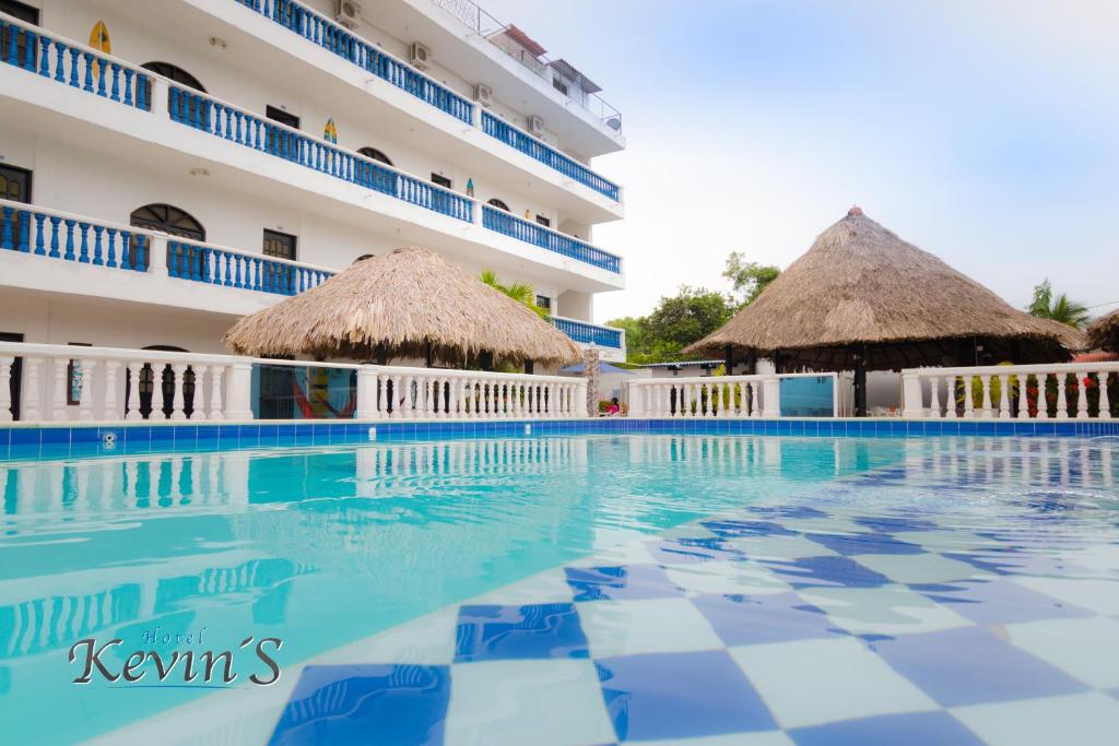 - une piscine en face d'un bateau de croisière dans l'établissement Hotel Kevins, à Tolú