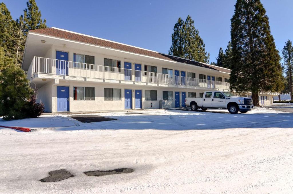 ein weißer LKW, der vor einem Gebäude parkt in der Unterkunft Motel 6-Big Bear Lake, CA in Big Bear Lake