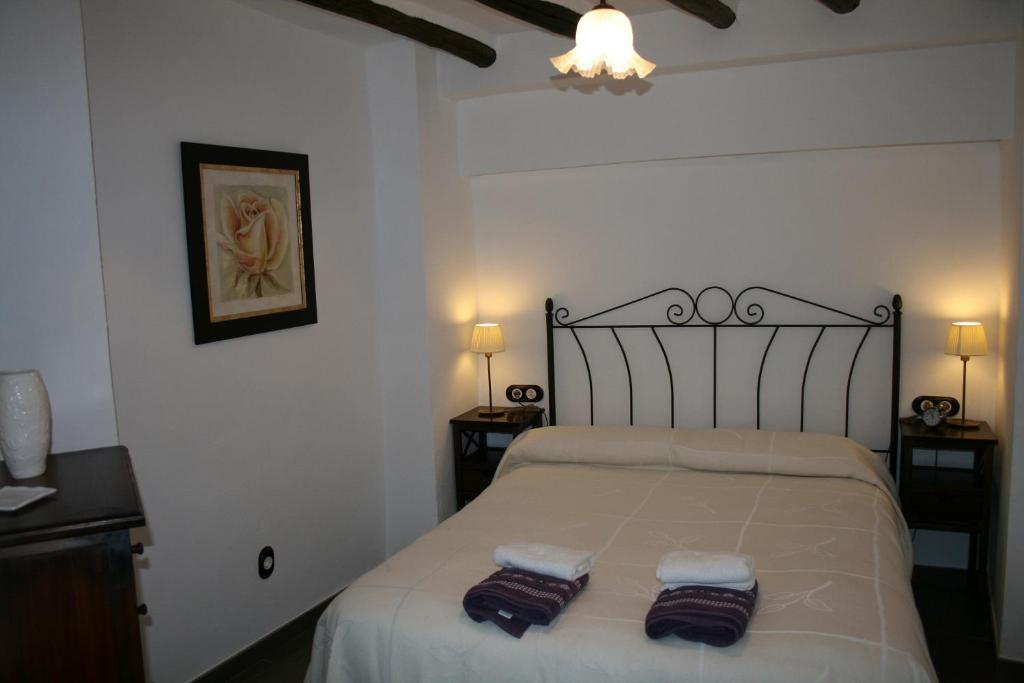 a bedroom with a bed with two towels on it at Casa Rural Villalta in Priego de Córdoba