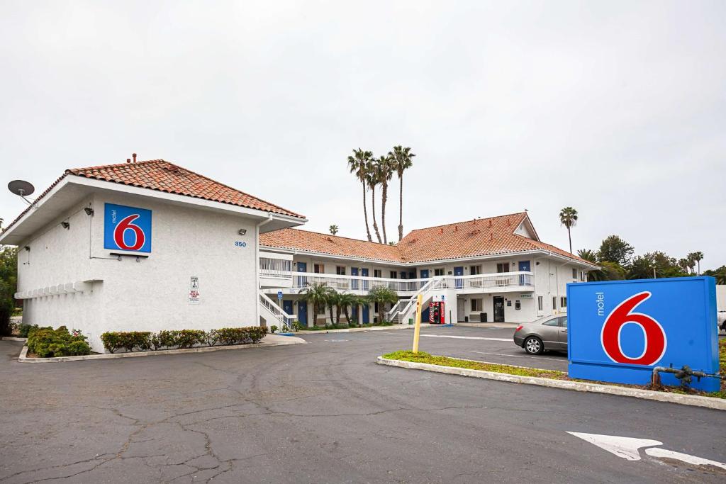 ein Gebäude mit einem Nummernschild auf einem Parkplatz in der Unterkunft Motel 6-Ventura, CA - Downtown in Ventura