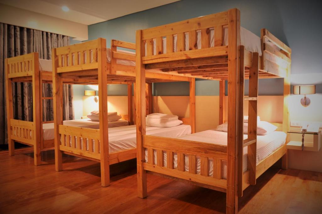 Bunk bed o mga bunk bed sa kuwarto sa Ciudad Fernandina Hotel