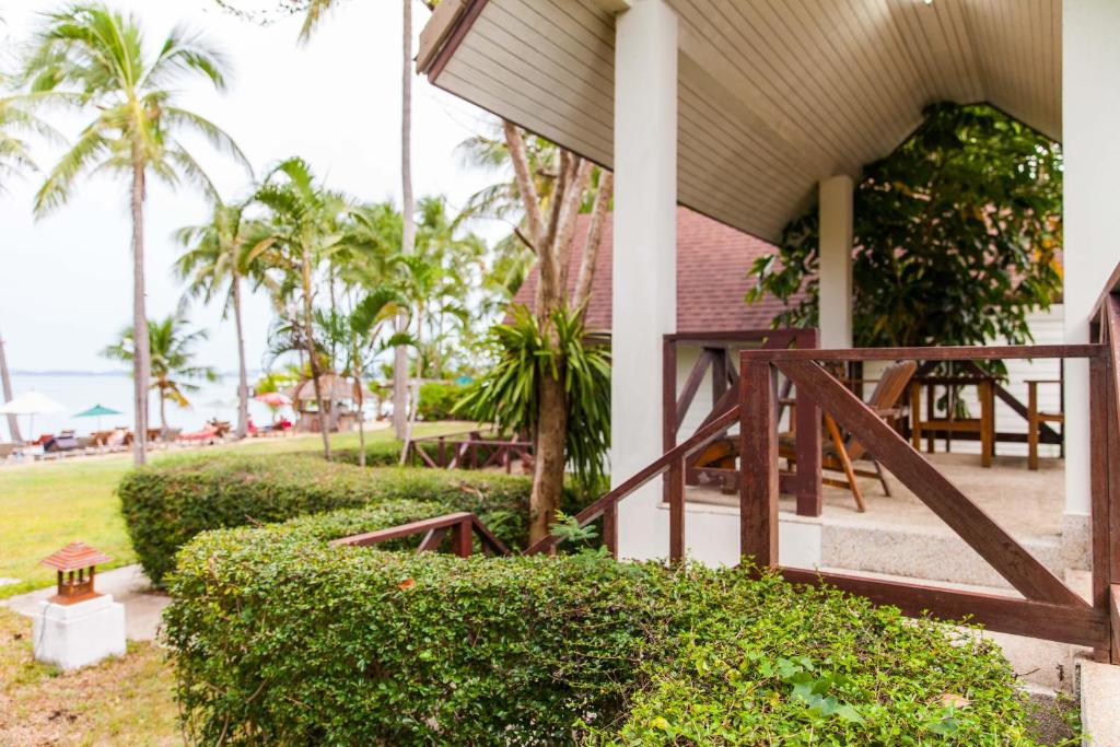 Zahrada ubytování Coco Palm Beach Resort - SHA Extra Plus