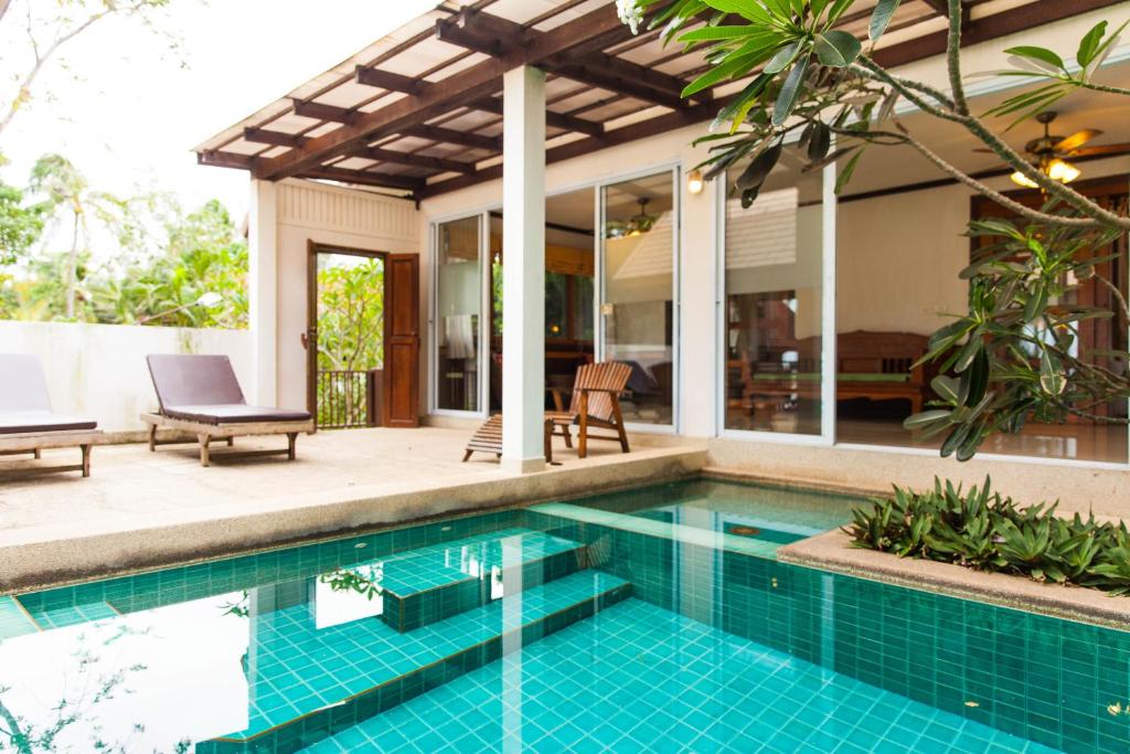 Bazén v ubytování Coco Palm Beach Resort - SHA Extra Plus nebo v jeho okolí