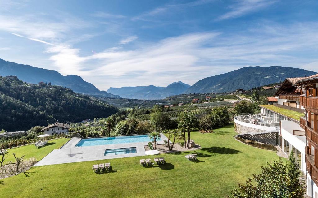 willa z basenem w górach w obiekcie Hotel Hofbrunn w mieście Riffian