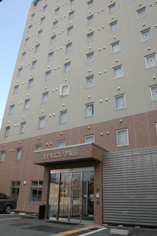 津市にあるホテルエコノ津駅前の大きな建物