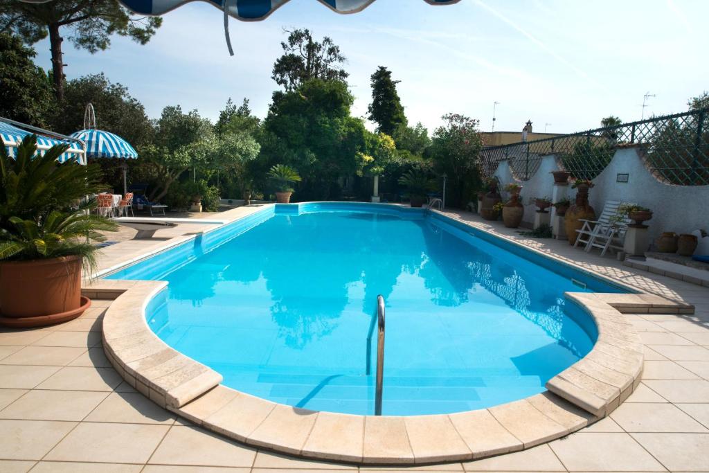 ein großer Pool mit blauem Wasser in der Unterkunft Appartamento con Piscina in Villa (Galatina) in Galatina