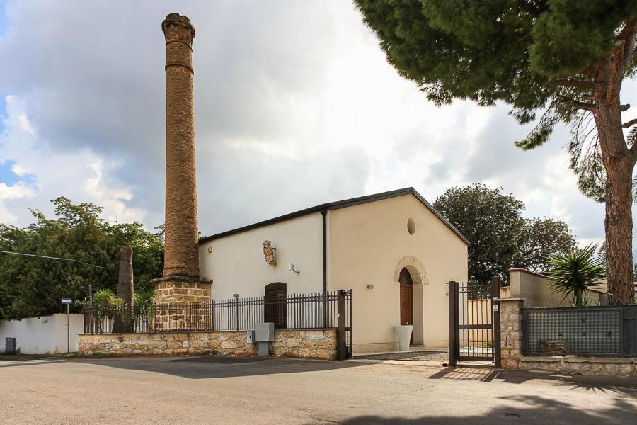 パレルモにあるTorre Nettunoの煙突と柱のある小さな白い建物