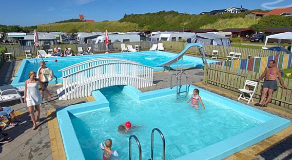 un groupe de personnes dans une piscine dans l'établissement Lønstrup Egelunds Camping & Cottages, à Lønstrup