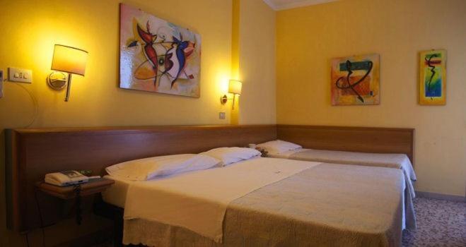 Postel nebo postele na pokoji v ubytování Hotel Astor