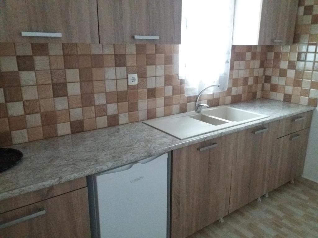 Kuchyň nebo kuchyňský kout v ubytování Nikolakakis Rooms Lavrio