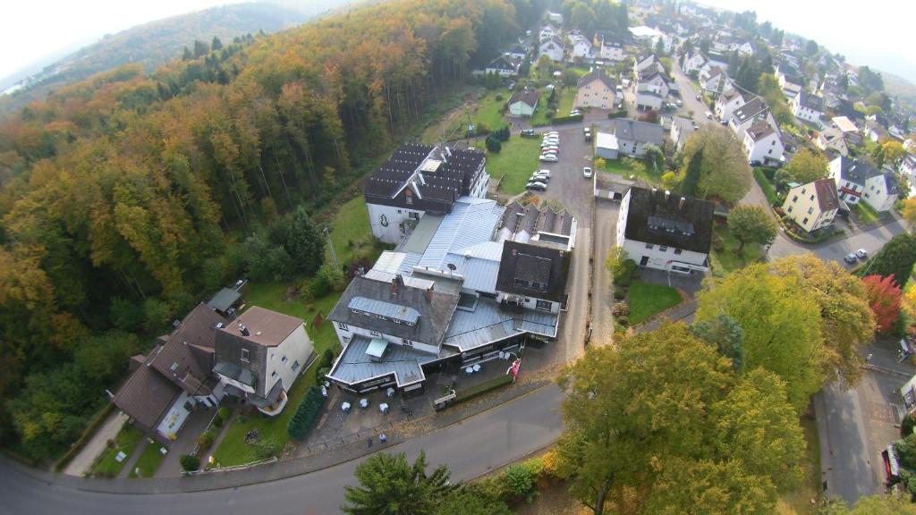 eine Luftansicht eines großen Hauses in einer Stadt in der Unterkunft Landhotel Westerwald in Ehlscheid