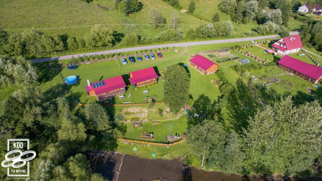 eine Luftansicht eines Hauses mit Park in der Unterkunft Dobre Miejsce in Polana