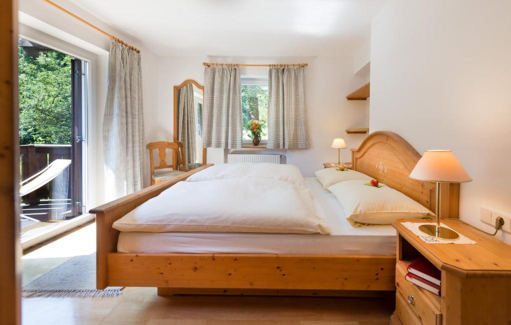 Postel nebo postele na pokoji v ubytování Hotel & Appartements Perwanger