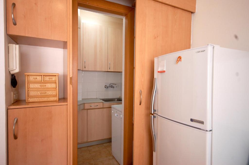Kuchyň nebo kuchyňský kout v ubytování Lets Holidays Comfortable Apartment Near Beach