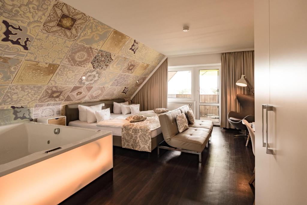 Retro Design Hotel في لانغيوغ: غرفه فندقيه بسرير وكرسي