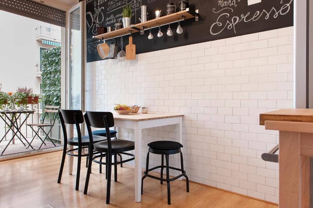 una cocina con taburetes negros en una barra en un restaurante en Verona Uptown Mood Apartment, en Verona