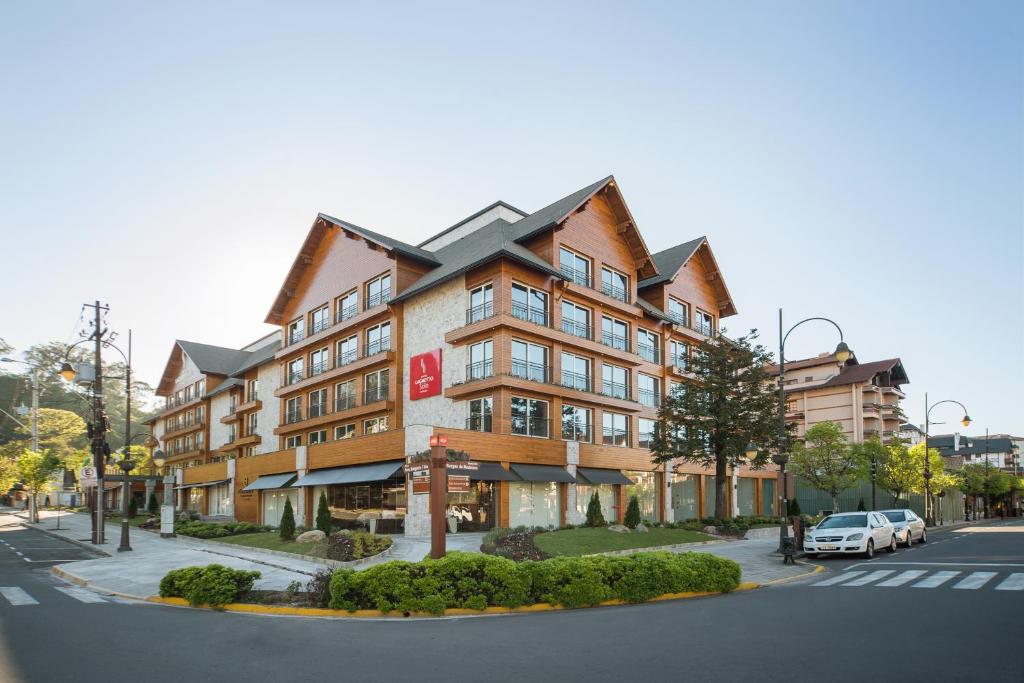 グラマドにあるHotel Laghetto Stilo Borgesの市通りの建物の表示