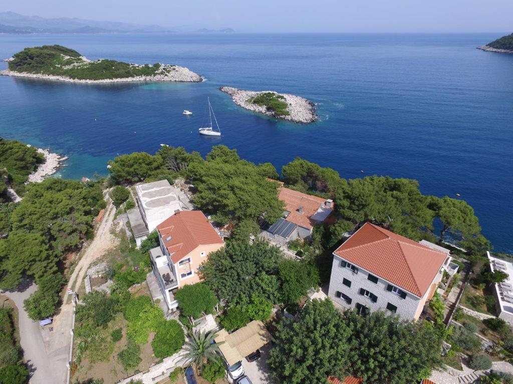 Vue aérienne d'une maison sur une île dans l'eau dans l'établissement Stermasi Apartments, à Saplunara