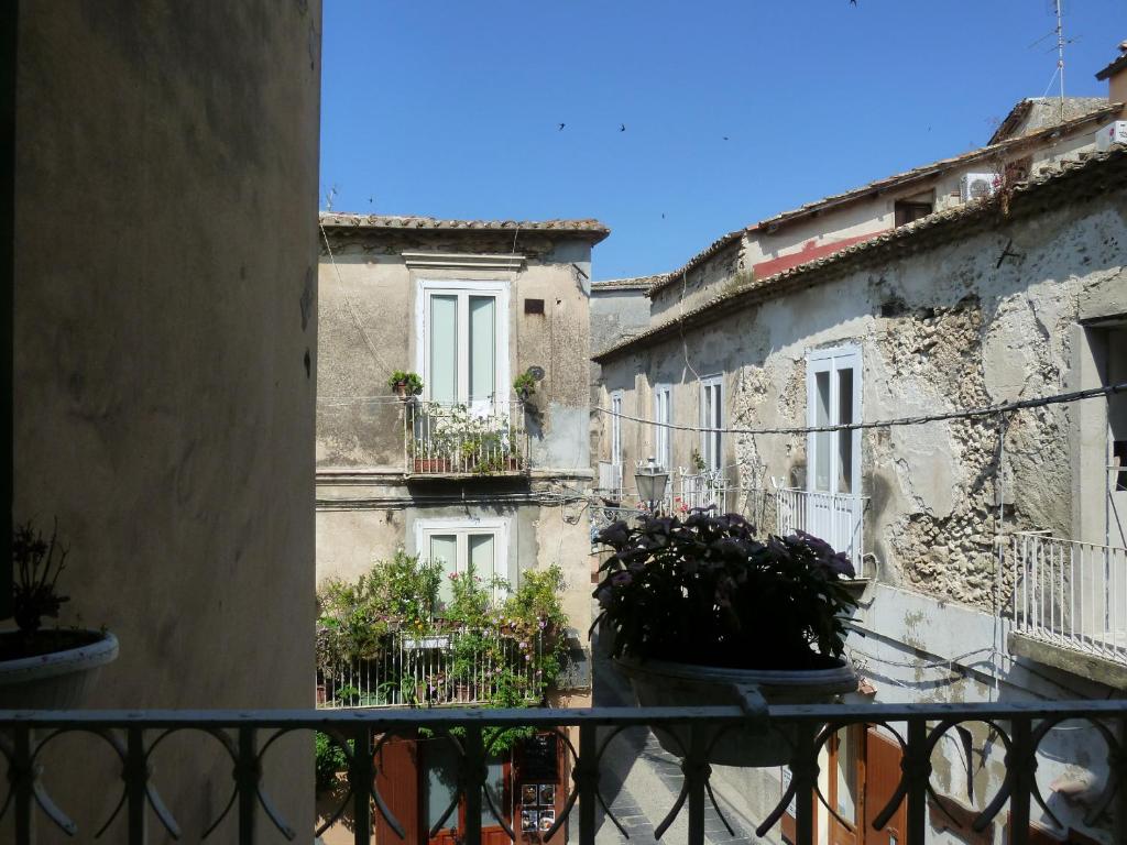 desde el balcón de los edificios con macetas en Palazzo Tocco, en Tropea