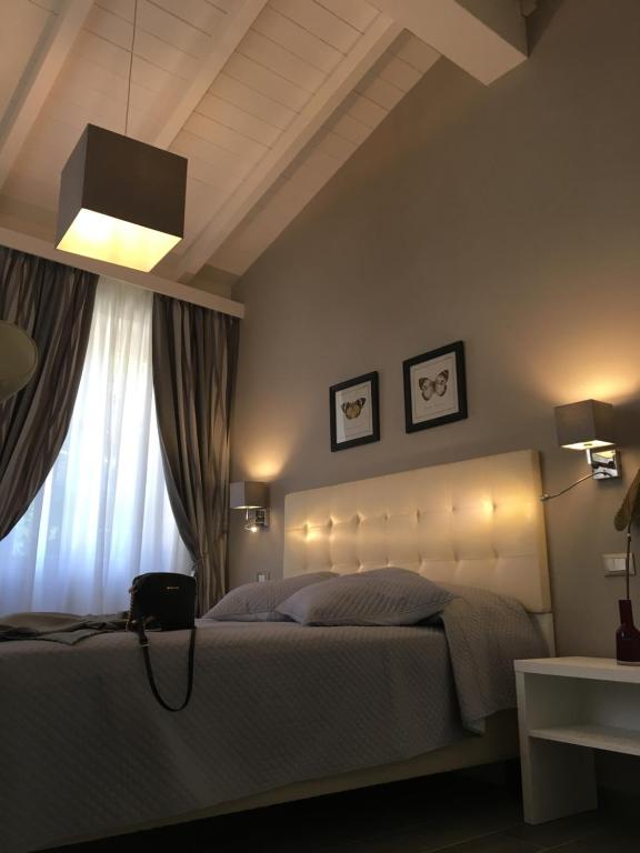 蒙蒂尼奧索的住宿－Tuscany House of Artist，一间卧室设有一张大床和一个窗户。