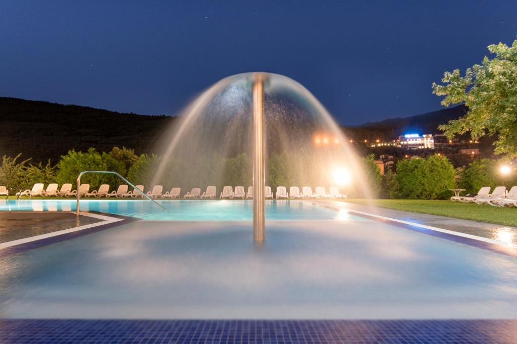Bazén v ubytování Ambassador Suite Hotel nebo v jeho okolí