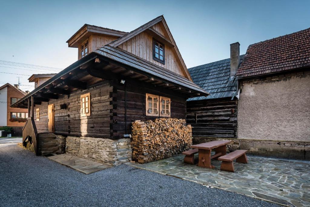 una cabaña de madera con una mesa de picnic frente a ella en Drevenica Traditional Cottage Old Centre en Zuberec