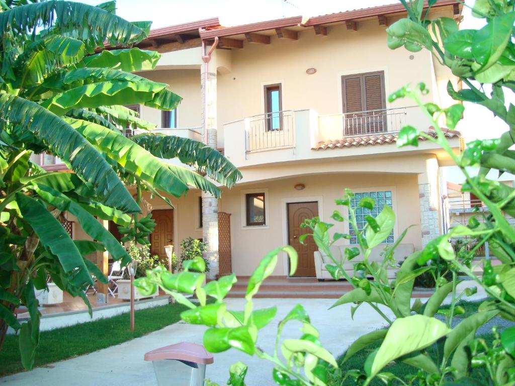 a house seen through the leaves of trees at Guest House Mare e Luna in Fiumefreddo Bruzio