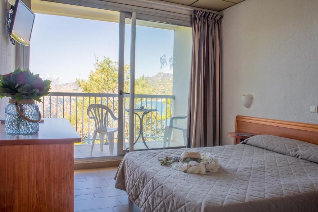 Postel nebo postele na pokoji v ubytování Hotel Roc E Mare