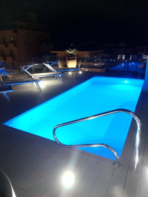 Bazén v ubytování Hotel Madalù nebo v jeho okolí
